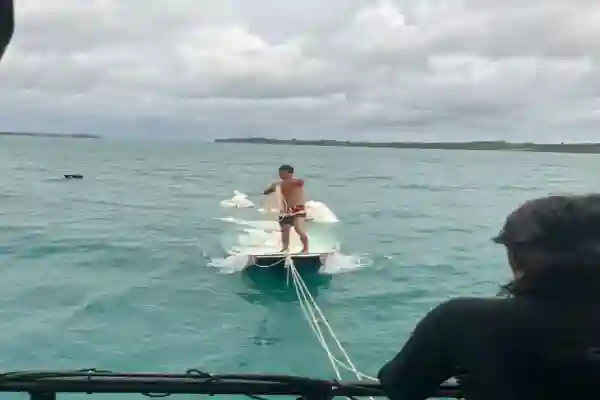 Demonstration von Unterwasser-Hebesack-Techniken im Search and Recovery Training